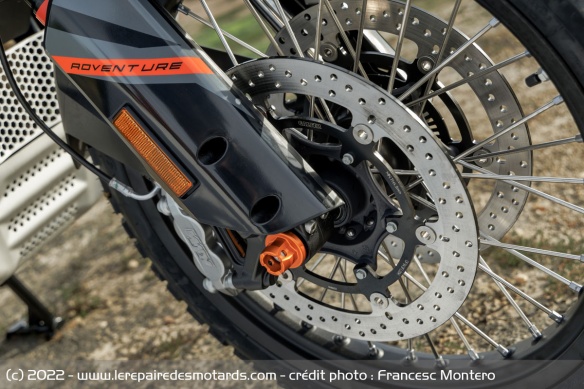Le frein avant de la KTM 890 Adventure