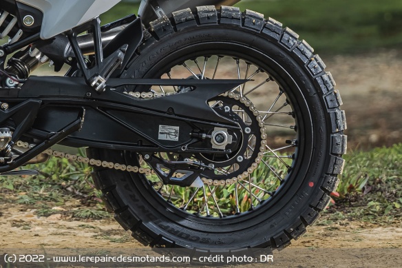 La roue arrière à rayons de la KTM 890 Adventure
