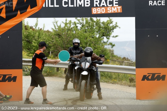 Une course de côté sur route fermée a permis de tester la KTM dans toute sa puissance