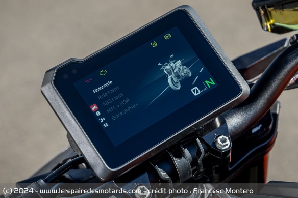Le compteur TFT de la KTM 990 Duke