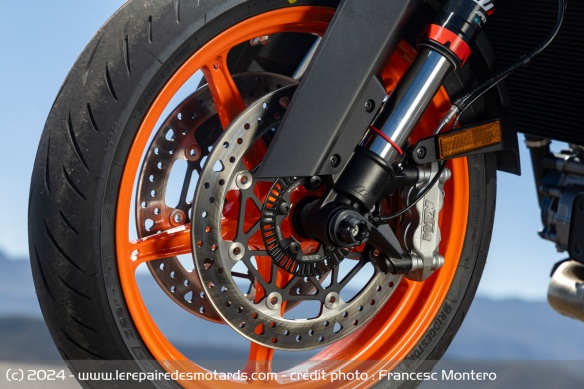 Le frein avant de la KTM 990 Duke