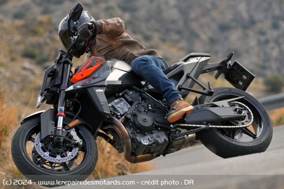La KTM 990 Duke à l'accélération