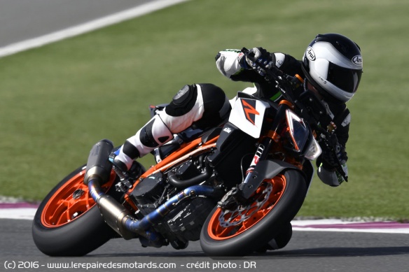 La KTM 1290 Super Duke R sur circuit