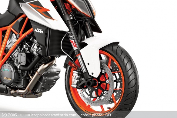 Etriers radiaux Brembo M50 et disques de 320 mm assurent le freinage à l'avant