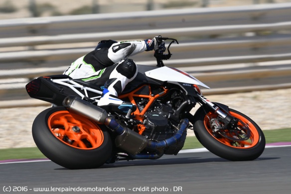 La KTM 1290 Super Duke R sur l'angle