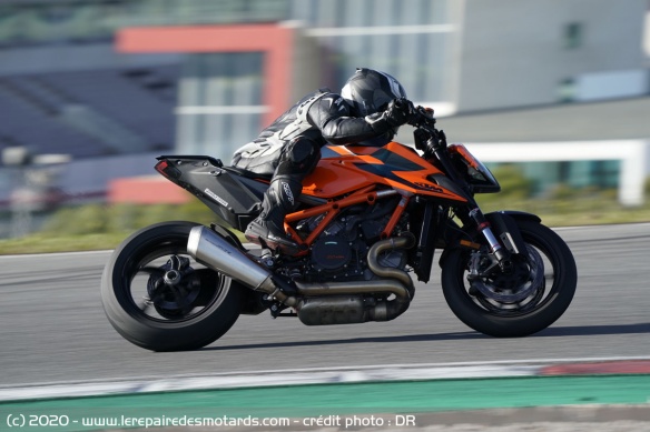 Précise, la Super Duke R est aussi très démonstrative
