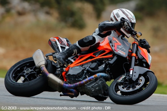 KTM SuperDuke 1290 R sur piste