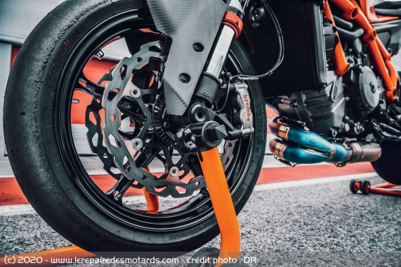 Equipée de Bridgestone S22, la KTM arborait des slicks pour l'essai sur piste