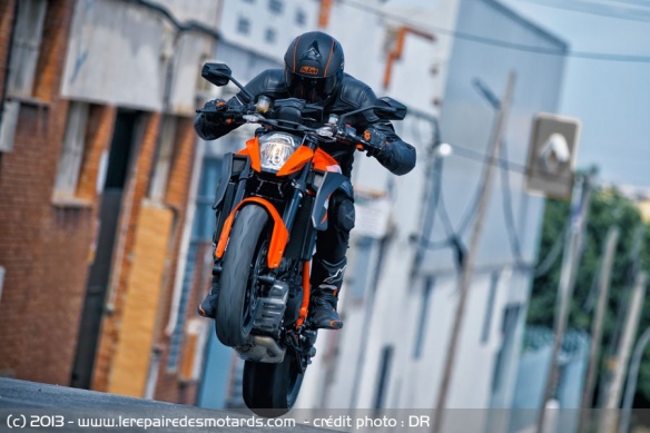 KTM SuperDuke 1290 R en wheeling