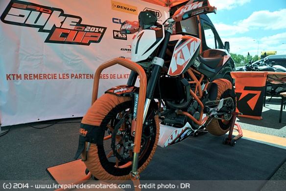 KTM Duke 390 Cup qui chauffe