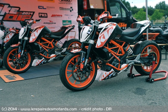 KTM Duke 390 Cup dans le paddock