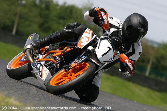 KTM Duke 390 Cup sur piste