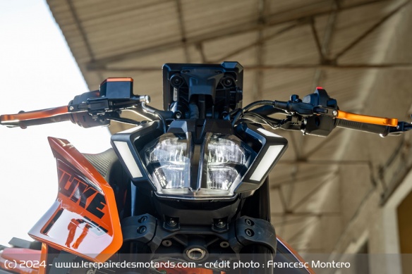 Le phare avant de la KTM 390 Duke