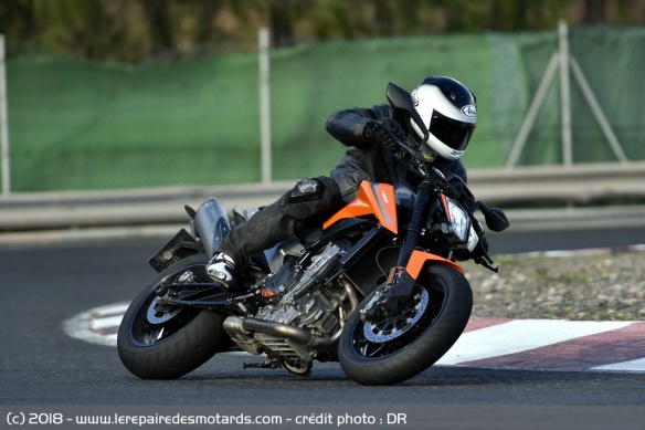  On a galement mis le roadster  l'essai sur piste