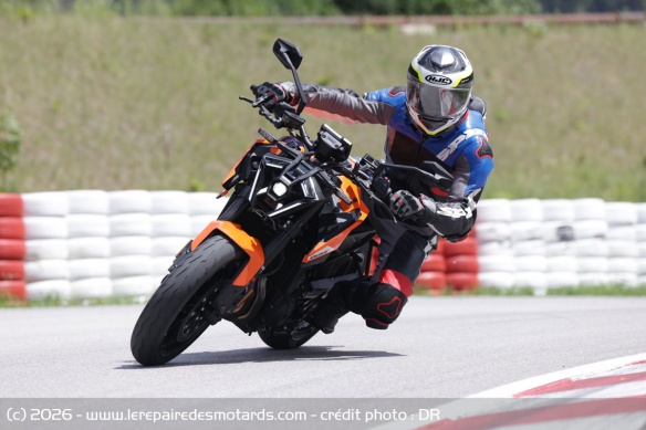 A rythme plus mod&eacute;r&eacute;, la 790 Duke se fait facile et naturelle