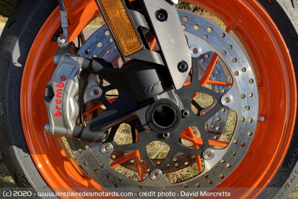 Freins Brembo stylema et un ABS Bosh 9.1 avec fonction en courbe