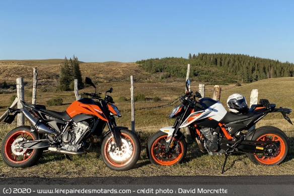 La KTM 890 Duke R en blanc et la 790 en orange