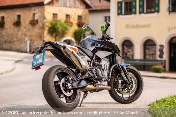 La KTM 890 Duke R