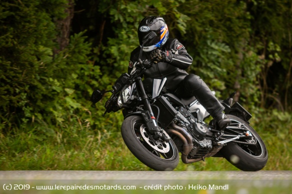 La position plus sportive du roadster incite à l'attaque