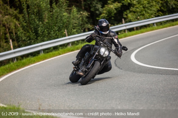 La 890 Duke R se pilote à l'instinct