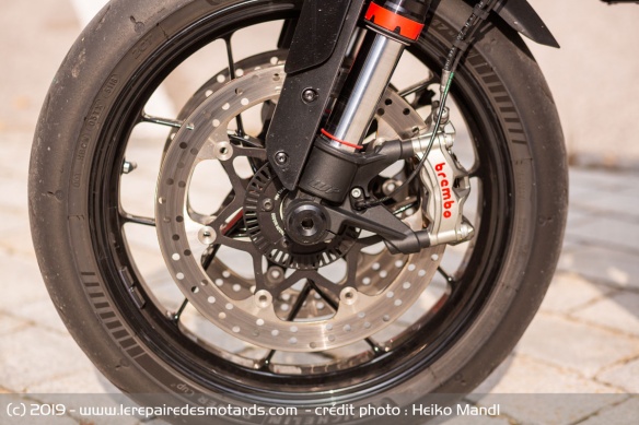 La KTM 890 Duke R reçoit des pneus Michelin Power Cup II