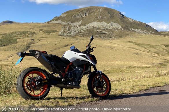 La KTM 890 Duke R dans son terrain de jeu