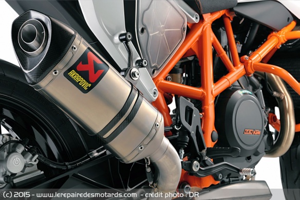 Dans sa version R, la 690 Dule hérite d'un silencieux Akrapovic