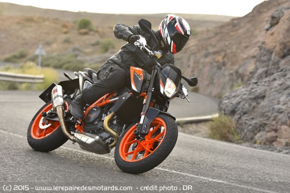 KTM 690 Duke R sur départementale