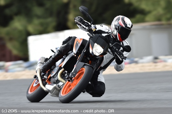 KTM 690 Duke R sur piste