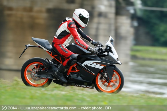 KTM RC 125 sur autoroute