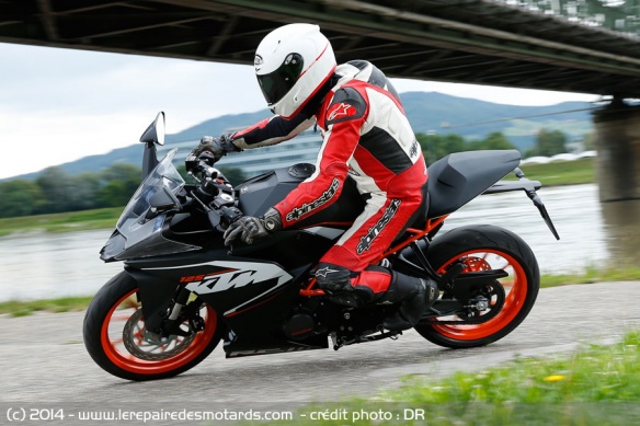 KTM RC 125 sur départementale
