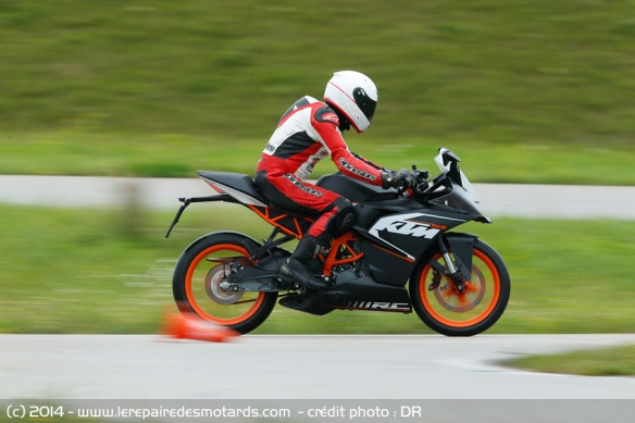 KTM RC 125 sur piste