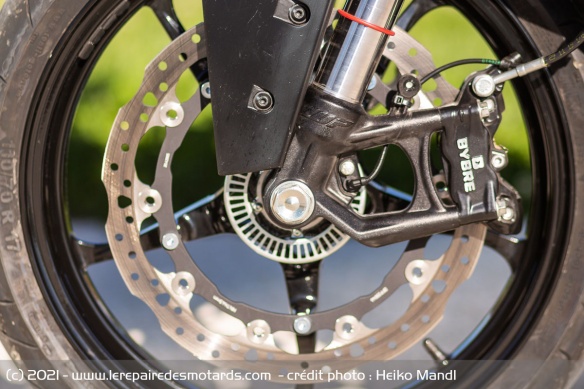 Le système de freinage Bybre se montre à la hauteur des performances de la RC390