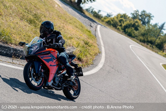Le moteur prend tout sa saveur sur les routes sinueuses, tout en restant assez souple