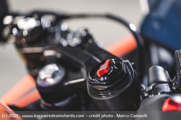 La fourche de la RC est réglable