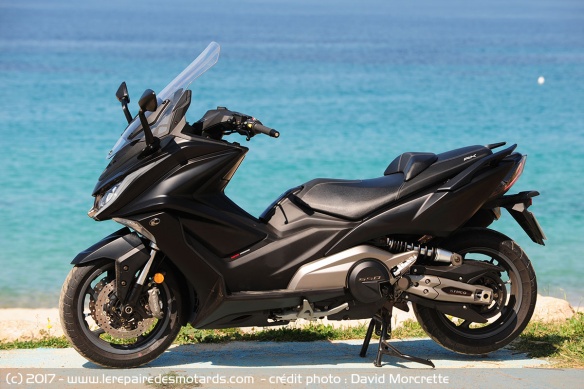 Kymco AK 550 de coté