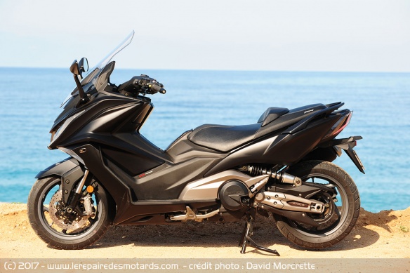 Kymco AK 550 à la mer