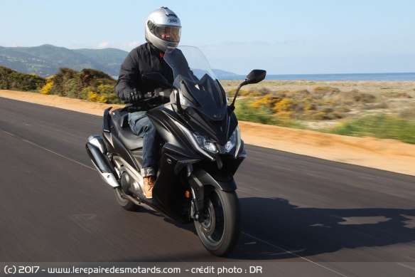 Kymco AK 550 sur nationale