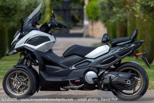 La hauteur de selle de 785 mm facilite l'accès au scooter