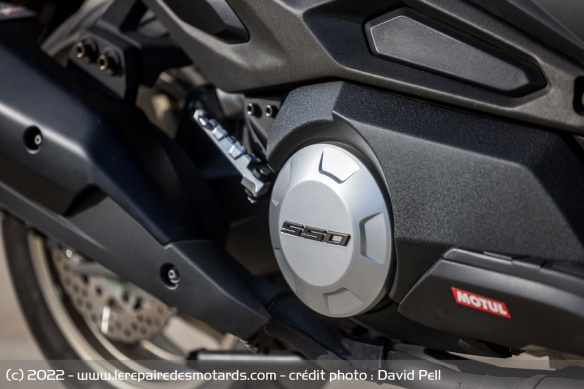 On retrouve le moteur bicylindre de l'AK550