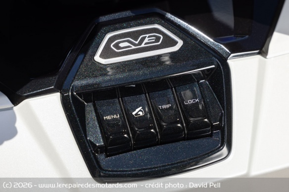 Le bouton de verrouillage de la direction du Kymco CV3