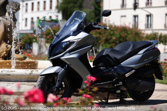 Kymco Downtown 350 en ville