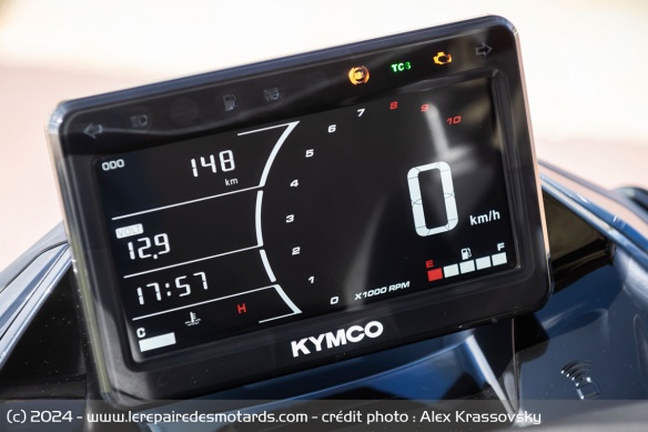 Le compteur TFT du Kymco Downtown GT 350