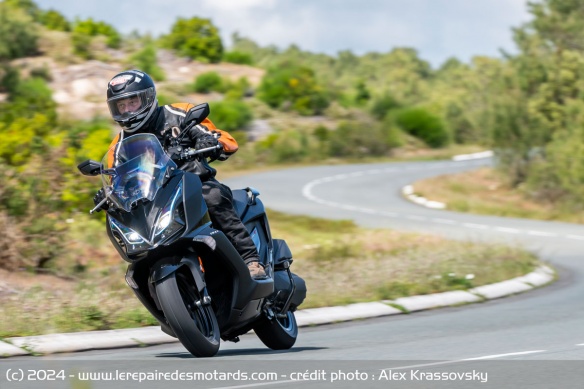 Le maxi-scooter reste avant tout un GT et le montre dynamiquement sur route