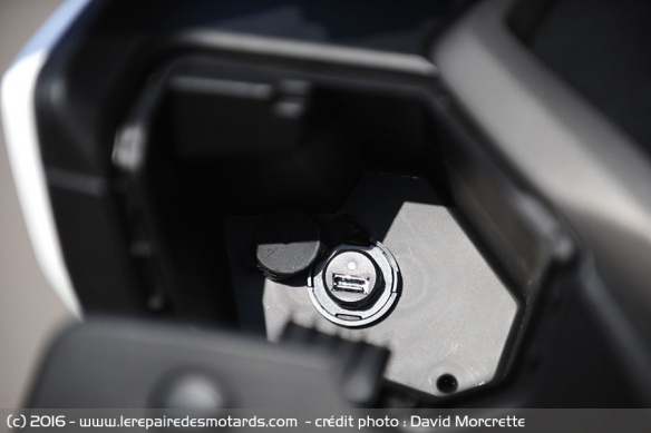 Vide poche avant avec prise USB