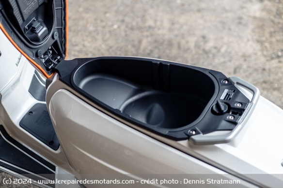Le G350 est capable d'accueillir un casque jet dans son coffre