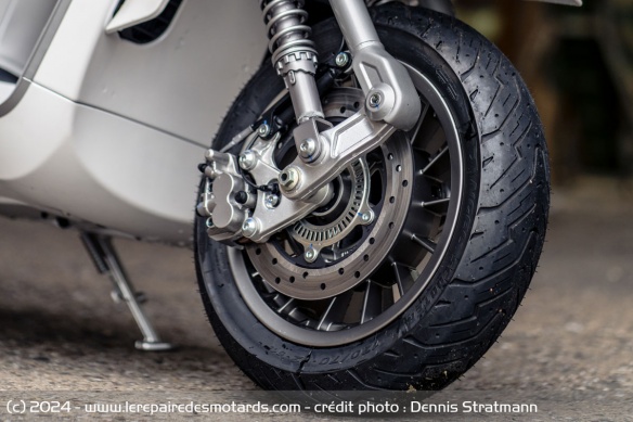 Le freinage se montre à la hauteur des performances du scooter