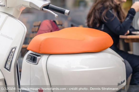 La selle est plutôt confortable, mais la mobilité réduite peut nuire au confort