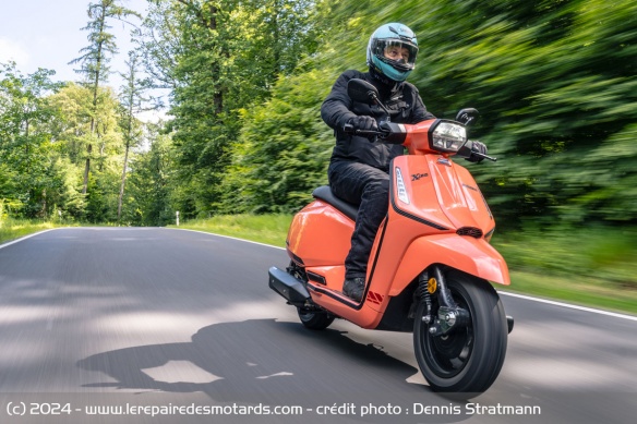 Le monocylindre du X125 est en revanche à la peine dès la première côte