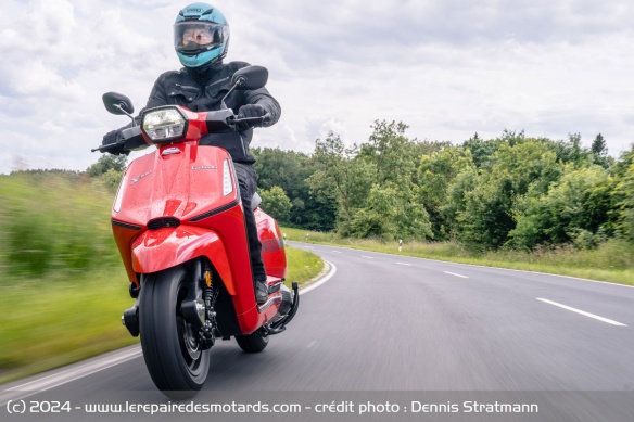 Le X300 monte facilement en vitesse et atteint jusqu'à 140 km/h